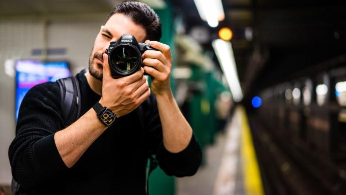 安德烈亚斯·维里奥斯在纽约地铁里拿着相机的肖像