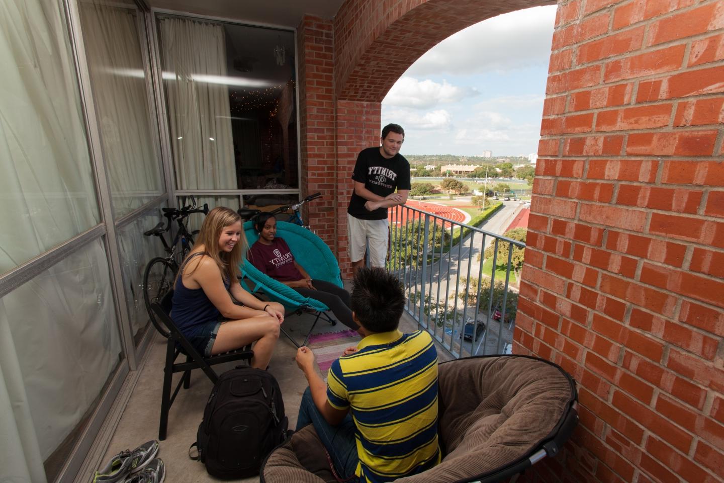 学生们在澳门金沙线上赌博官网宿舍的阳台上闲逛